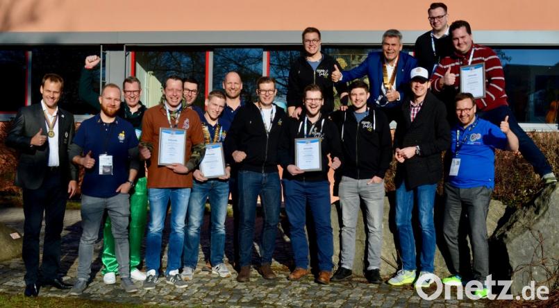 Siegerfoto der Gewinner des Michael Ellendorf Stiftungspreises, in der Mitte die Tabler von Round Table 235 Amberg-Sulzbach. Bild: exb