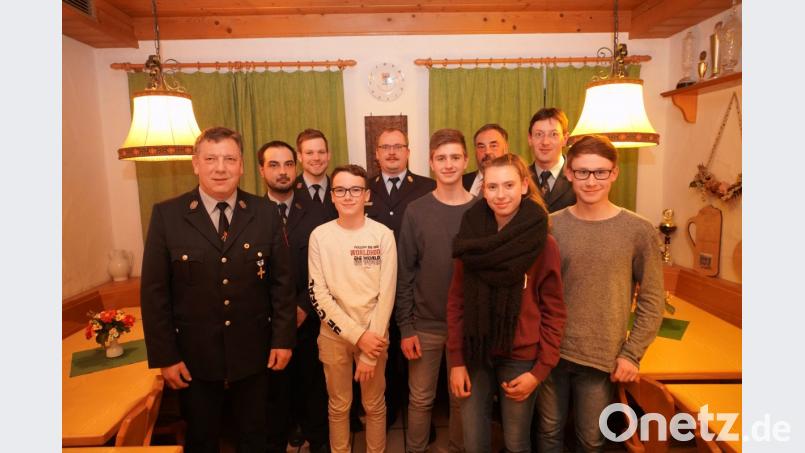 Neu im Dienst der Feuerwehr Spielberg sind von rechts vorne: Patrick Dewald, Corinna Meckl, Lukas Völkl und Simon Schwab. Bild: fvo