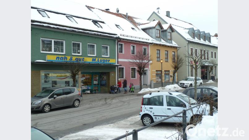 Wenn der "Luger-Markt" am 9. Februar schließt, dann verliert die Hauptstraße in Schönsee einen Anziehungspunkt. Die Bürger setzen sich mit Unterschriftslisten für den Erhalt des Nahversorgers ein. Bild: Portner