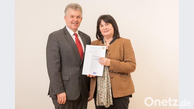 Ministerialdirektor Hubert Bittlmayer überreichte Bürgermeisterin Birgit Höcherl den Förderbescheid. Bild: exb/Seyfarth