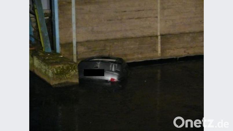 Ein Auto ist in Burglengenfeld in die Naab gerutscht. Bild: esa