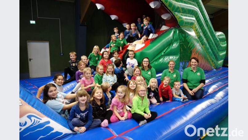 Viel Spaß haben die Flötztaler Naturentdecker mit ihren drei Betreuerinnen (von rechts) Jenny Kassler, Claudia Melzner und Birgit Schindler im Indoor Abenteuerpark Gigaplay in Weidenberg. Seit nunmehr fünf Jahren gibt es die Kinder- und Jugendgruppe des Obst- und Gartenbauvereins. Bild: mez