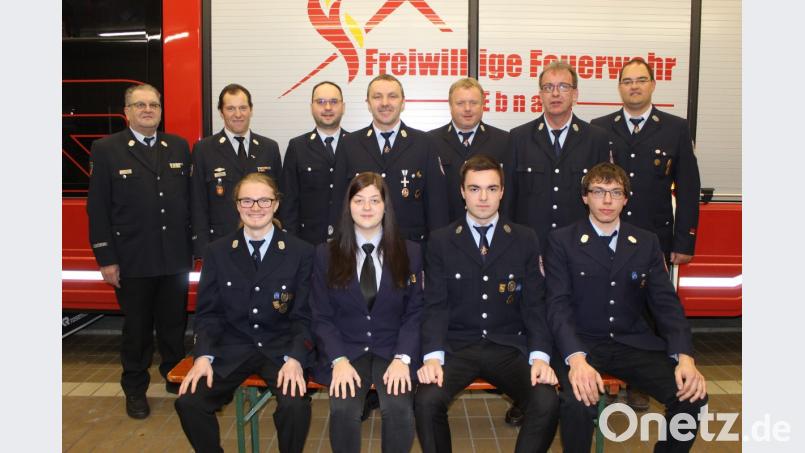 Die Beförderten der Ebnather Feuerwehr (vorne von links): Daniel Wartinger, Franziska Käß, Sebastian Bayer und Hannes Philbert sowie (hinten von links) Ehrenkreisbrandrat Martin Englmann, KBM Peter Prechtl, stellvertretender Kommandant Michael Knott, Kommandant Gerhard Horn, Vorsitzender Thomas Pelzer, Markus Becher und stellvertretender Vorsitzender Florian Pöllath. Bild: soj