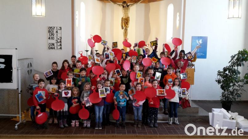 Singen, spielen und ein Quiz gehörten mit zum Programm des Kinderfrühstücks in Tirschenreuth. Bild: exb