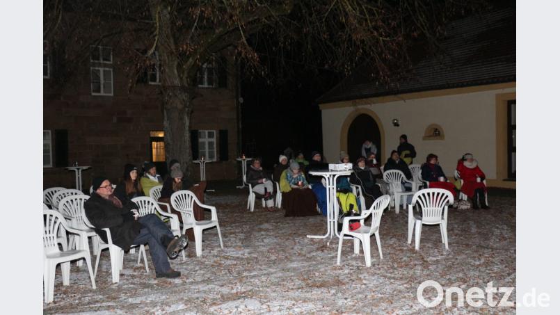 Hartgesottene und unerschrockene Filmliebhaber genießen auf Einladung des Kulturtreffs die Filmkomödie „Schwere Jungs“ unter freiem Himmel im Pfarrhof. Bild: rpp
