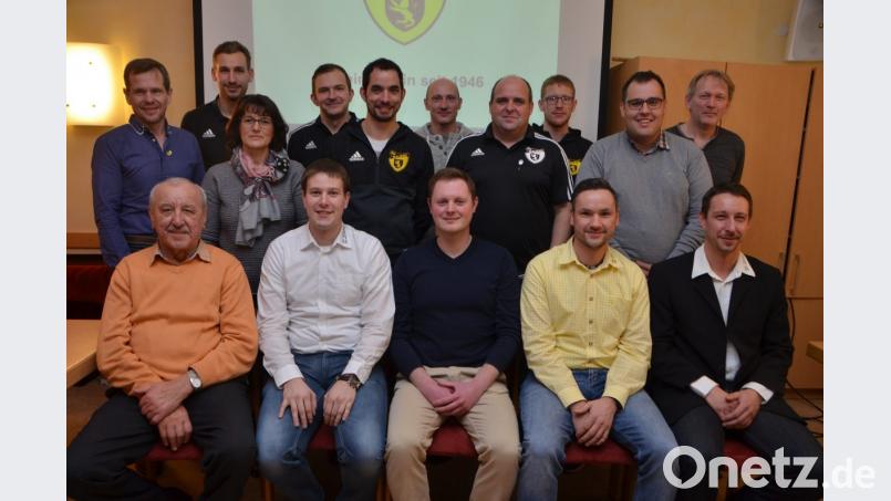 Neben dem bewährten Vorsitzenden Roman Lindner erhielten nun neu Wenzl Rauch (Stellvertreter) und Stefan Troglauer (Schriftführer) (vorne, von rechts nach links) Verantwortung übertragen. Erstklassiger Hauptkassier bleibt weiter Thomas Ertl (vorne, Zweiter von links) und Abteilungsleiter Heinz Zetzl (vorne, links). Bild: dob