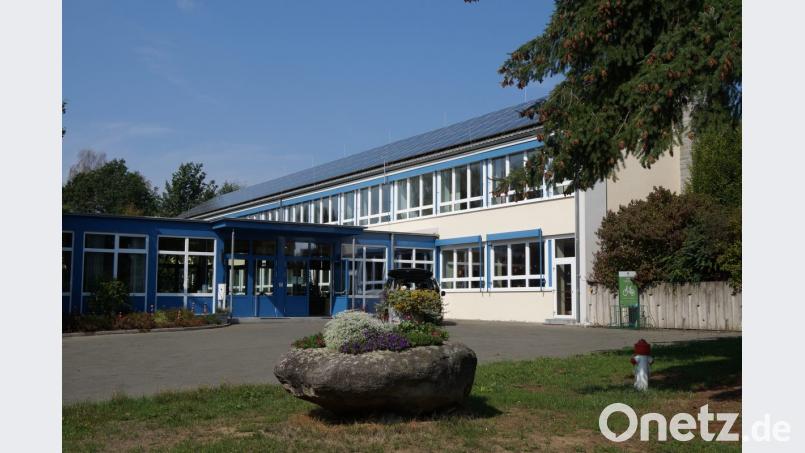 Kinderkrippe, Kindergarten und Grundschule zählen zu den wichtigen Standortfaktoren für junge Familien und sind langfristig gesichert. Die Photovoltaik-Anlage auf dem Schuldach erweist sich als lukrative Investition. Bild: weu