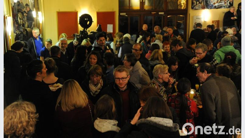 Im Ring-Theater ist beim afrikanischen Kino-Abend viel los. Bild: gf