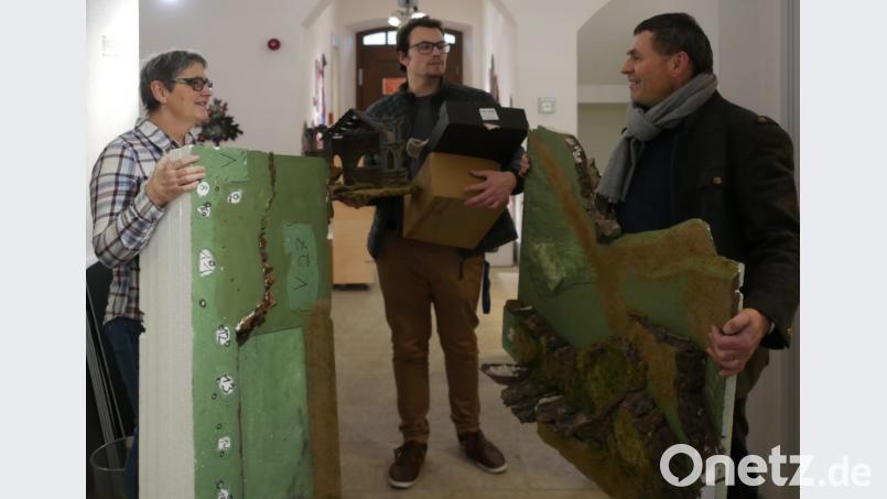 Doris, Felix und Paulus Mehler tragen die letzten Teile der Krippe von Joseph Mehler, die heuer zum erstenmal zu sehen war, ins Auto. Bild: tr