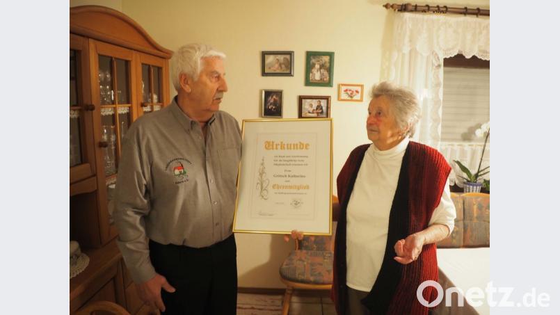 Im Namen der Siedlergemeinschaft ernannte Erich Brunner als kommissarischer Vorsitzender das Mitglied Katharina Grötsch zum Ehrenmitglied. Bild: gz