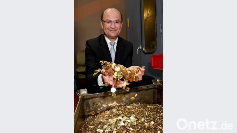 Finanzminister Albert Füracker (im Bild im Bayerischen Hauptmünzamt) muss das Geld des Freistaats zusammenhalten. Bild: Felix Hörhager/dpa