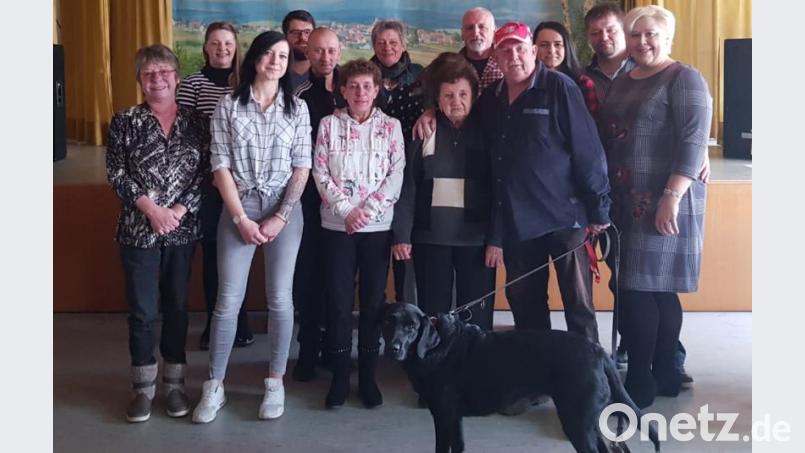 Im Kreise ihrer Familie feierte Agnes Schicker (Achte von links) ihren 85.Geburtstag. Bild: rdh