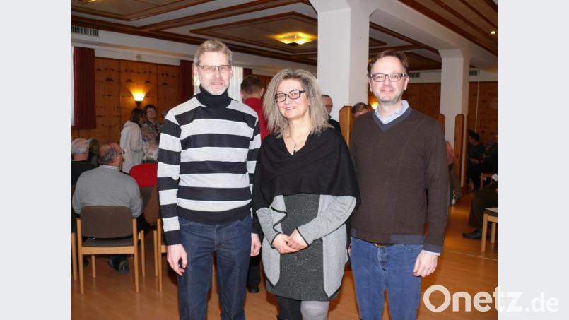 Bundeschorleiter Gerald Fink aus Herzogenaurach (zusammen mit Kerstin Homberg - Vizepräsidentin des Fränkischen Sängerbunds - und Georg Ebenhöch aus Neustadt/WN, Vorsitzender des Sängerkreises Nordoberpfalz) leitete den Chorworkshop des Sängerkreises Nordoberpfalz in Waldsassen. Bild: kgg
