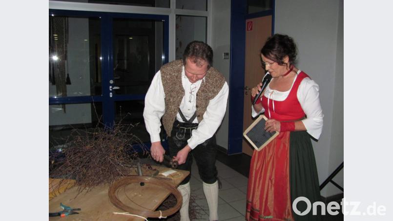 Besenbinder Markus Remold (links) erklärte Conny Gurdan (rechts) und dem Publikum sein Hobby. Von Beruf ist er Gymnasiallehrer. Bild: sei