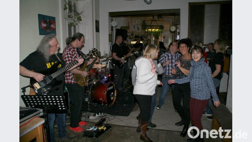 Begeisterte Besucher tanzen zur Musik der Band &quot;Timeless&quot;. Bild: fpoz