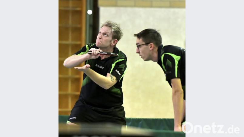 Volker Hofmann (links beim Aufschlag) vom TuS Schnaittenbach III gewann zusammen mit dem jungen Felix Hiemer (rechts) das Doppel gegen Helmut Zintl/Horst Hartl vom TTC Luitpoldhütte Amberg knapp mit 3:2. Bild: zg