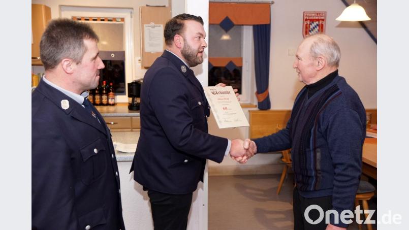 Albert Wolf (rechts) gehört zu den ersten Trägern eines Leistungsabzeichens der Feuerwehr im Altlandkreis Kemnath. Kommandant Gerhard Popp und der neue Vorsitzende Adrian Scheitler (von links) erinnern bei der Ehrung daran. Bild: bkr