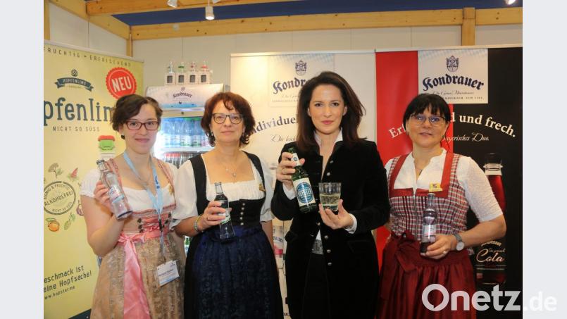 Landwirtschaftsministerin Michaela Kaniber schaute bei ihrem Messerundgang am Stand von Kondrauer vorbei. Dabei kam sie mit Stefanie Bächer (links), Gabi Bleistein (rechts) von der Tourismusinfo Mitterteich und Monika Sommer von der Tourismusinfo Waldsassen ins Gespräch. Bild: Pirchmoser/StMELF