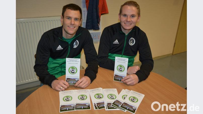 Die beiden Fördervereins-Vorsitzenden des SV Mitterteich, Florian Greim (rechts) und Tobias Seitz, rühren mit Hilfe von Flyern die Werbetrommel für eine Mitgliedschaft. Bild: jr