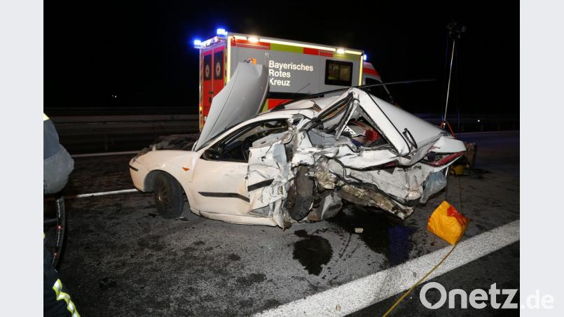 Tödliche Verletzungen erlitt am Sonntagabend ein Mann aus Polen. Dessen Auto wurde durch den heftigen Aufprall völlig demoliert. Bild: rw