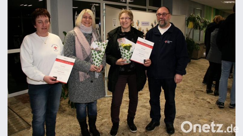 Anita Preisinger (Zweite von links) und Isolde Kreuzer (Dritte von links) spenden bereits zum 50. Mal Blut. Conny Klarner (links) und Richard Meierl danken den beiden. Bild: wro