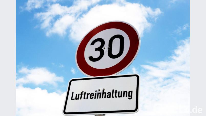 Tempo 30 führt aus Sicht des ADAC weder zur Reduzierung der Stickoxid- noch der CO2-Emissionen. Bild: Paul Zinken