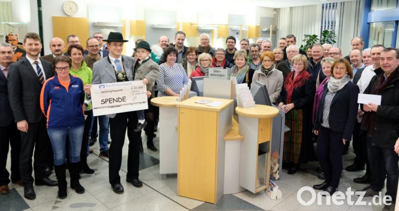 Vertreter von zahlreichen Vereinen und Institutionen bekamen ein Kuvert mit erfreulichem Inhalt überreicht. Bild: mab