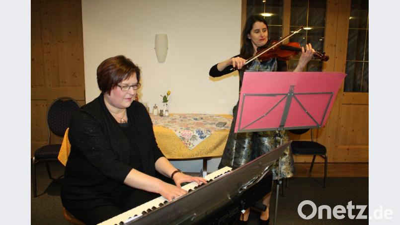 Mit schwungvollen Tangoklängen bereicherten Klara Bäumler (Klavier) und Susanne Hofmann (Violine) die Jahreshauptversammlung. Bild: lg