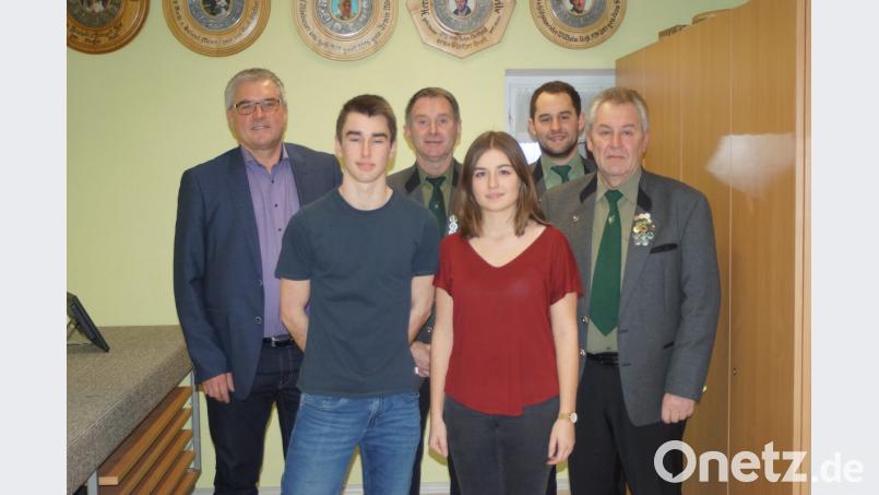 In der Jahreshauptversammlung wurden Lukas Gradl und Marina Reis (vorne) mit der Vereinsnadel ausgezeichnet. Bastian Werner und Michael Schlosser wird das Treueabzeichen nachgereicht. Bürgermeister Richard Tischler, Schützenmeister Reinhard Reis sowie die Sportleiter Günther Gradl und Mathias Reis (hinten von links) gratulierten. Bild: slh