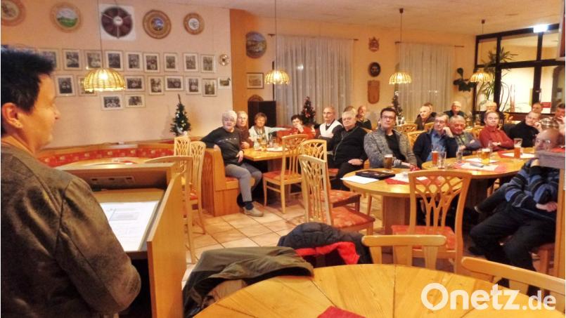 Die Monatsversammlung der Reservistenkameradschaft (RK) ist geprägt vom Vortrag zum Thema Zollfahndung. Zolloberamtsrätin Christine Seibert (links) legt dabei den Schwerpunkt auf die Bekämpfung der Rauschgiftkriminalität. Bild: br