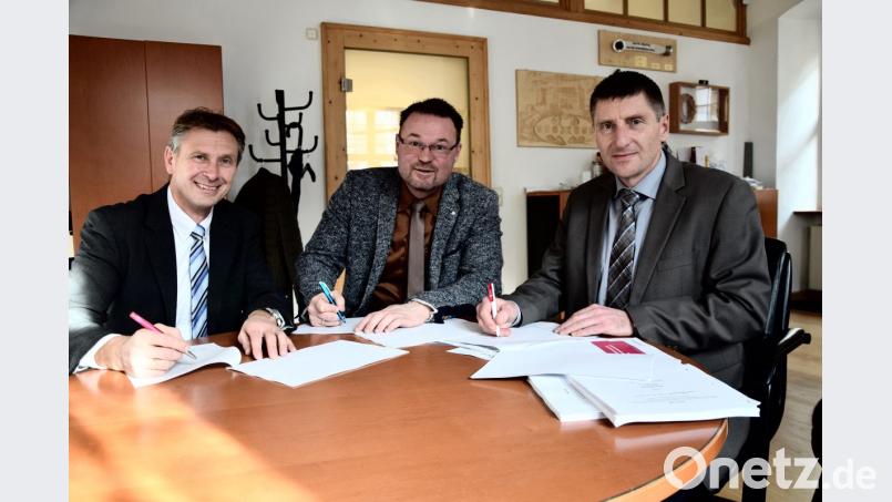 Die zweite Ausbaustufe für schnelles Internet für 90 Haushalte in der Fläche ist vergeben. Im Hohenburger Rathaus unterzeichneten Bürgermeister Florian Junkes (Mitte) und Stefan Hanke (links) Telekom und Josef Markl (rechts) von Telekom das Vertragswerk für den Ausbau. Bild: bö