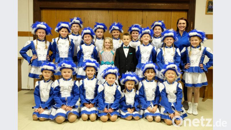 Die Gardemädchen mit ihrem Prinzenpaar Fay I. und Sebastian I. sowie Trainerin Jessy Mayerhofer (hinten rechts). Bild: Stefanie Gradl