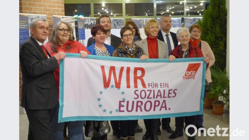 Die DGB-Frauen enthüllen ein Banner. Bild: fsb