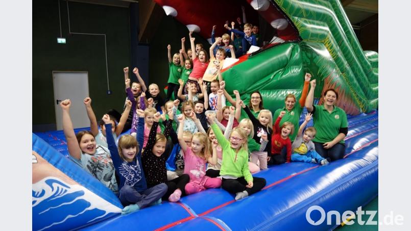 Viel Spaß hatten die Flötztaler Naturentdecker mit ihren drei Betreuerinnen (von rechts) Jenny Kassler, Claudia Melzner und Birgit Schindler im Indoor Abenteuerpark Gigaplay in Weidenberg. Seit nunmehr fünf Jahren gibt es die Kinder- und Jugendgruppe des Obst- und Gartenbauvereins. Bild: mez
