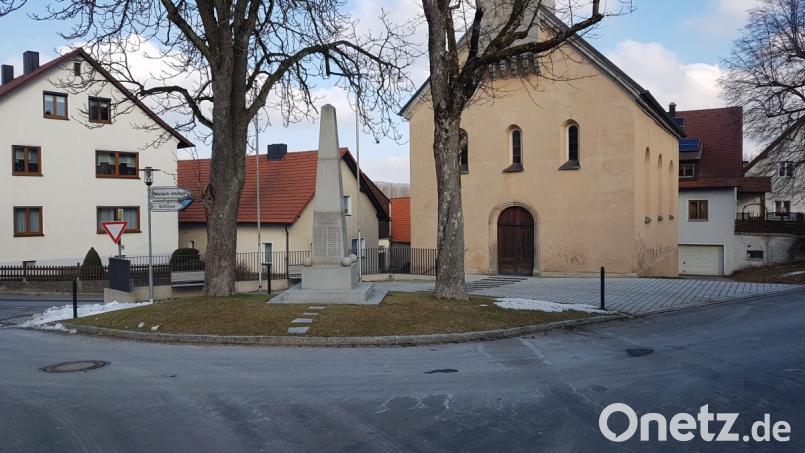 Das ganze Jahr über kümmern sich die Mitglieder des Kriegervereins Burgtreswitz um die Sauberkeit des Kirchplatzes und des Kriegerdenkmals. Bild: gi
