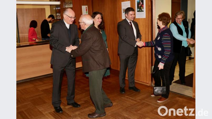 Pfarrer Alois Berzl, die stellvertretende Pfarrgemeinderatssprecherin Carolin Fabry und Pfarrgemeinderatssprecher Markus Mußemann hatten beim Neujahrsempfang viele Hände zu schütteln, bis allen Gästen die persönlichen Neujahrswünsche ausgesprochen waren. Bild: ads
