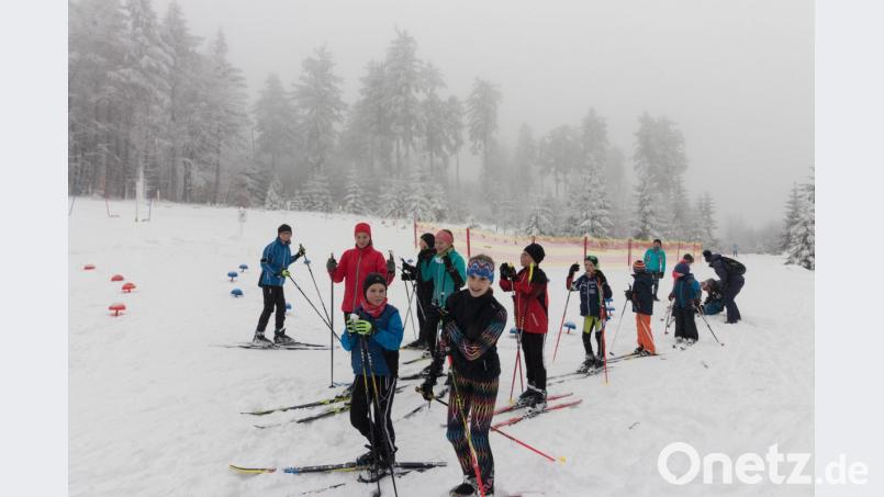 Die Kinder stehen schon an. Die Schneeverhältnisse auf der Silberhütte sind optimal, um die Station der Skitty World Nordic auszutesten. Bild: dtr
