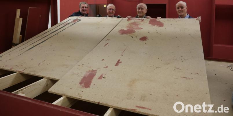 Franz Krapf, Robert Scharnagl, Horst Haidl und Günter Stammwitz (von links) sind vier der etwa zehn Helfer, die für den Auf- und Abbau der großen Krippenausstellung verantwortlich zeichnen. Bild: tr