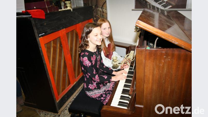 Mit vier modernen Klavierstücken, darunter dem vierhändig gespielten &quot;Jazz Waltz&quot; von Christopher Norton, beeindrucken die Schülerinnen der Musikschule Tirschenreuth Lea Steinkohl und Amelie Gailer. Bild: bjp