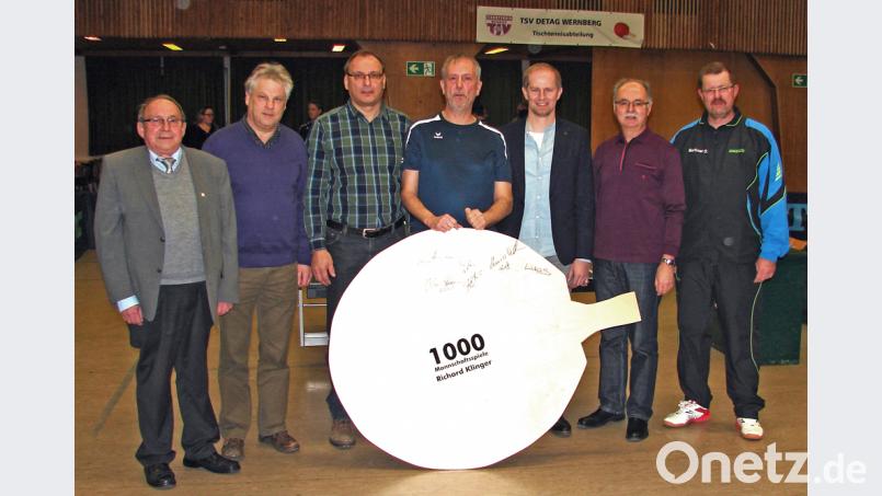 Richard Klinger (Mitte) hat 1000 Spiele geschafft. Es gratulieren (von links): Heinrich Schnorrer, Günter Bauer, Hans Fleischmann, Konrad Kiener, Josef Knorr und Dieter Buchner Bild: wdb