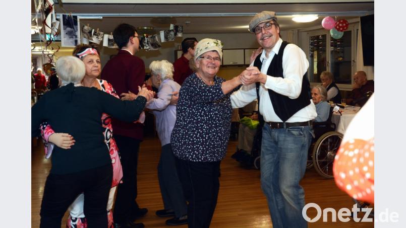 Die Fete ist im vollen Gang: Senioren, Besucher und Pfleger tanzen zusammen zu Rock'n'Roll- und Schlager-Klassikern. Bild: Gabi Schönberger