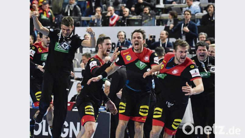 Nach dem vorzeitigen Einzug ins WM-Halbfinale kannte der Jubel bei den deutschen Handballern um Trainer Christian Prokop (links) keine Grenzen mehr. Bild: agentur_dpa