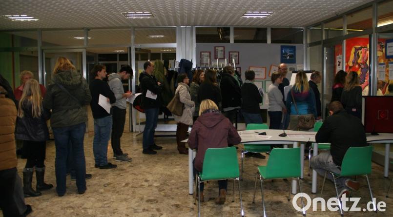 Das Rote Kreuz hat zum Blutspenden in die Mittelschule Wiesau aufgerufen. Der Andrang ist sehr groß. Bild: wro