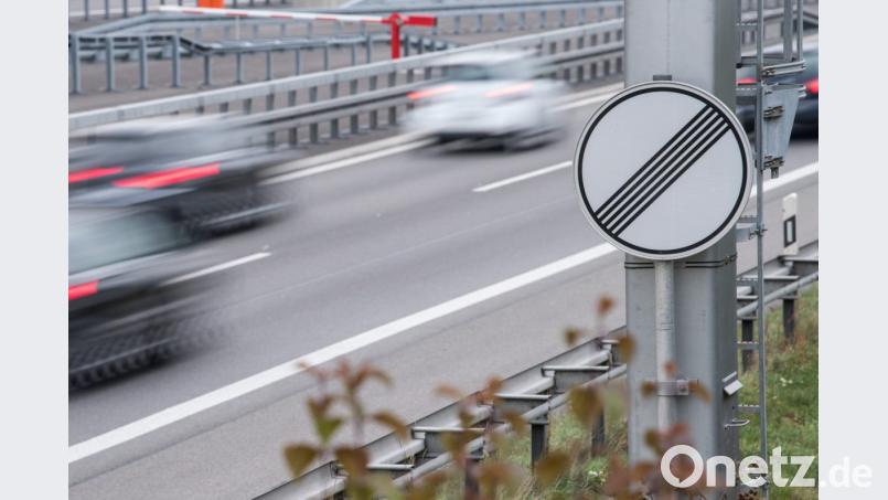 Autos fahren auf der Autobahn A 81 auf einem Abschnitt ohne Geschwindigkeitsbegrenzung. Foto: Sebastian Gollnow/Illustration Bild: Sebastian Gollnow