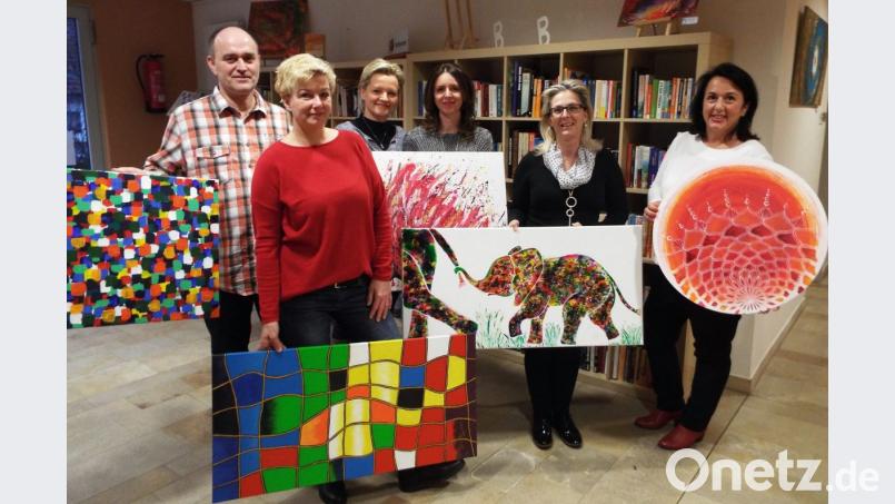 Bei der Ausstellung: von links Michael Kohl, Silke Jagusch, Mandy Benndorf, Manuela Kölbl, Beate Kraus und Bürgermeisterin Alexandra Sitter. Bild: e