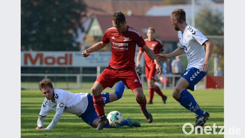 Sebastian Sebald (rechts) und die Pfreimder wollen in der Rest-Rückrunde so manchen Gegner in die Knie zwingen. Seit Samstag läuft beim Landesliga-Vorletzten die Vorbereitung. Bild: ham
