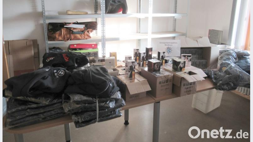 Diese gefälschten Markenartikel fanden Beamte der Grenzpolizei Waidhaus bei einer Fahrzeugkontrolle am Montag. Bild: Polizei
