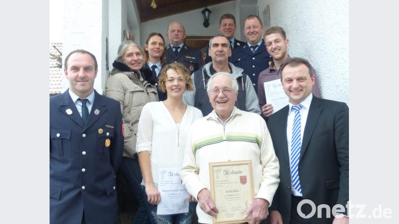 Für 70 Jahre Mitgliedschaft wurde Karl Kern (mit Urkunde) ausgezeichnet und für zehn Jahre Carolin Bodensteiner (links davon) sowie Anja Baumert, Roman Hölzl und Andreas Federl (zweite Reihe von links) Bild: sl