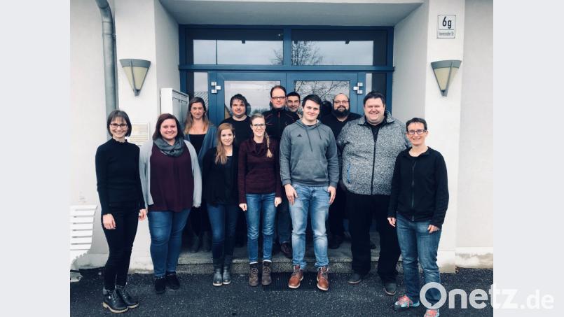 Ein Großteil des aktuell 19 Leute zählenden Teams der Firma Bio-Variance mit Gründer und Geschäftsführer Dr. Josef Scheiber (Zweiter von rechts). Firmensitz ist nach wie vor das Gründerzentrum Waldsassen, in zwei großen Büros und zwei Hallen. Im Laufe des Jahres 2019 soll der Umzug in größere Räumlichkeiten in Tirschenreuth folgen. Bild: exb