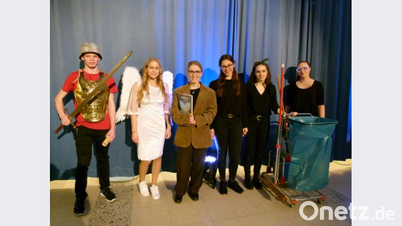 Mit dramaturgisch umgesetzter Dichtkunst gestalten Raphael Zellner, Patricia Schreml, Katharina Wolf, Rebecca Plößl, Christine Lachnitt und Julia Roth (von links) den Kleinkunstabend am Gymnasium. Bild: rn